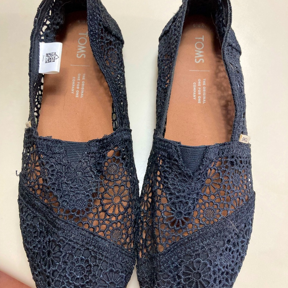 Black lace Tom’s for women in size 8.5